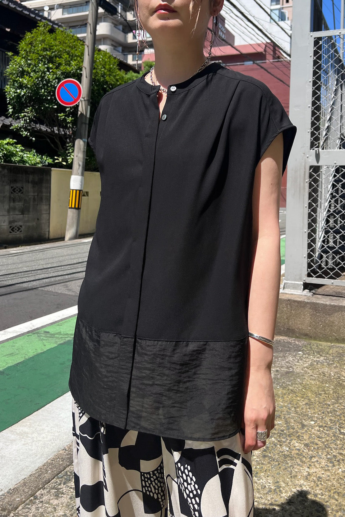 CHIGNON (シニヨン)シアーヘムフレンチシャツ　ブラック